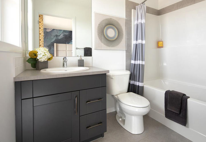 Mahogany Lakeside Living - Bathroom with Bathtub